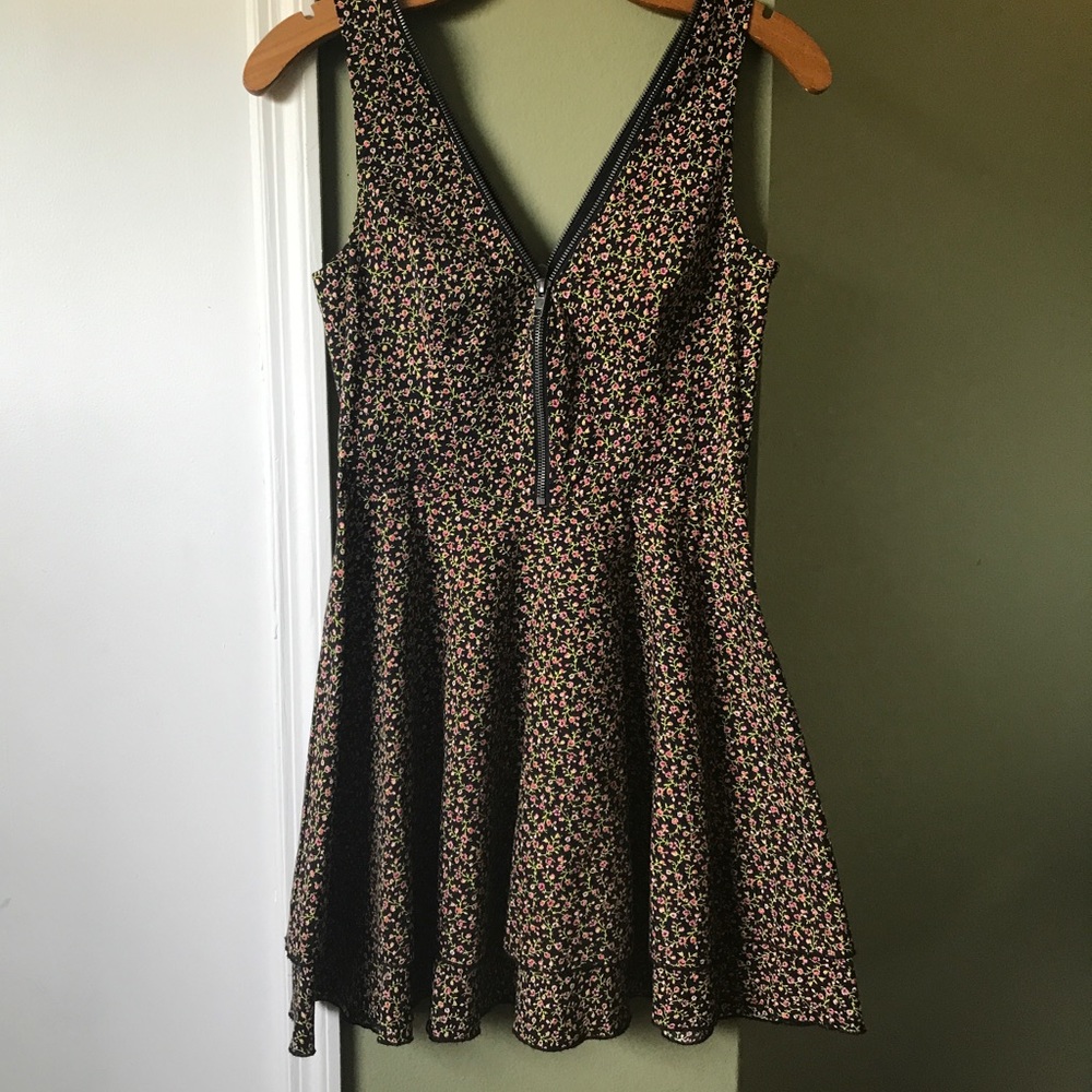 Bebe Fit Flare Floral Sleeveless Zip detail dress - Picture 2 of 8